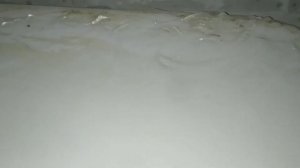 удаляем старый герметик с ванны