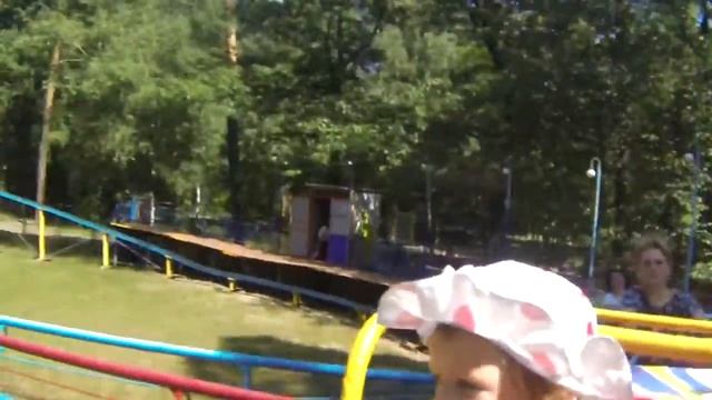 Птенчик катается на детских американских горках. Children's Roller Coaster