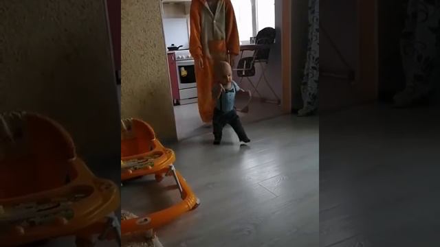 Ребёнок 9 месяцев делает первые шаги☺️😁🥰 смотреть онлайн