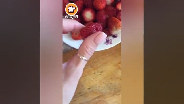 Заливной пирог с клубникой от Юлии Рудаковой смотреть онлайн