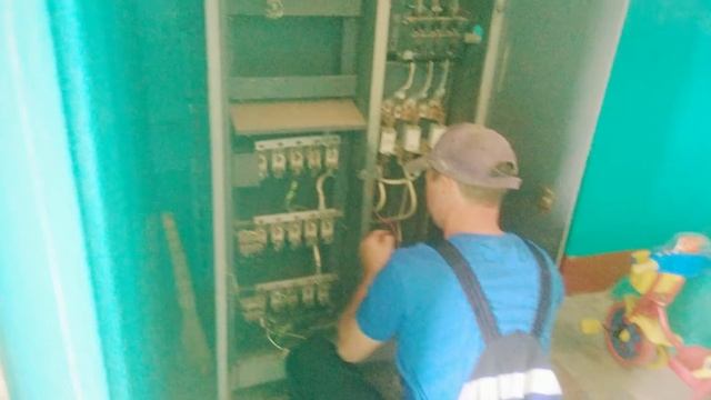 Фирма электрик (наши работы, приводем в порядок щит 0.4кв в падъезде) работаем в городе Брянске и о смотреть онлайн