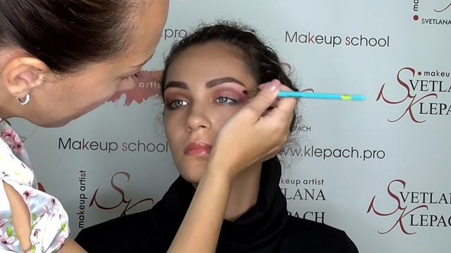 Макияж с пигментами на кремовых подложках: Smoky eyes c "яблочком" и с вытянутой к виску растушевко смотреть онлайн