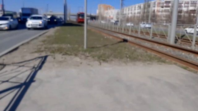 Трамвай 71-407-01 №1124, маршрут №5, прибывает на остановку улицы Закиева. Казань смотреть онлайн