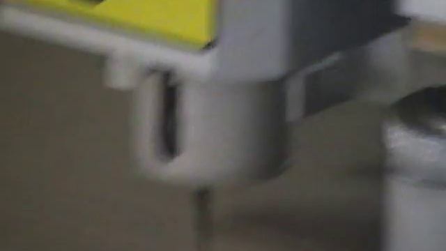 Планшетный режущий плоттер NewBull NB-1410, резка на гофре маленьких отверстий смотреть онлайн