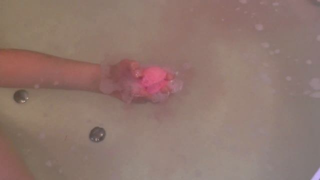 Принимаю ванну в одежде. Ванная бомбочка. Танцую в ванной. I take a bath in my clothes. смотреть онлайн