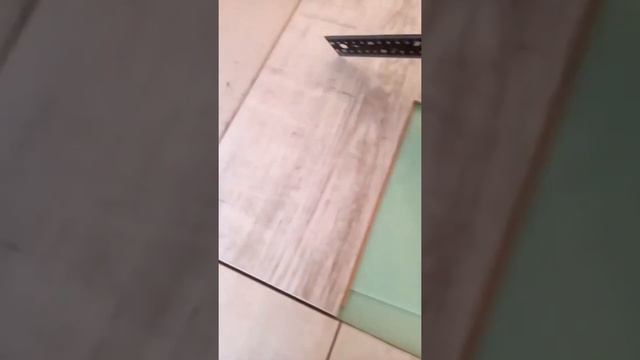 Как стыковать ламинат с плиткой смотреть онлайн