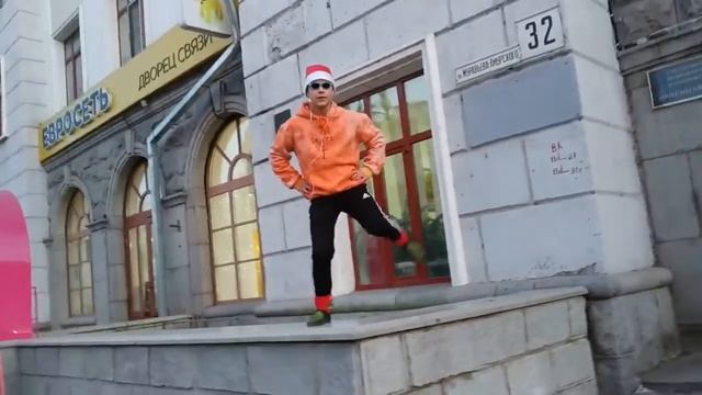 Чел флексит на улице под GAYAZOV$ BROTHER$ - Увезите меня на Дип-хаус | Трэш смотреть всем. смотреть онлайн