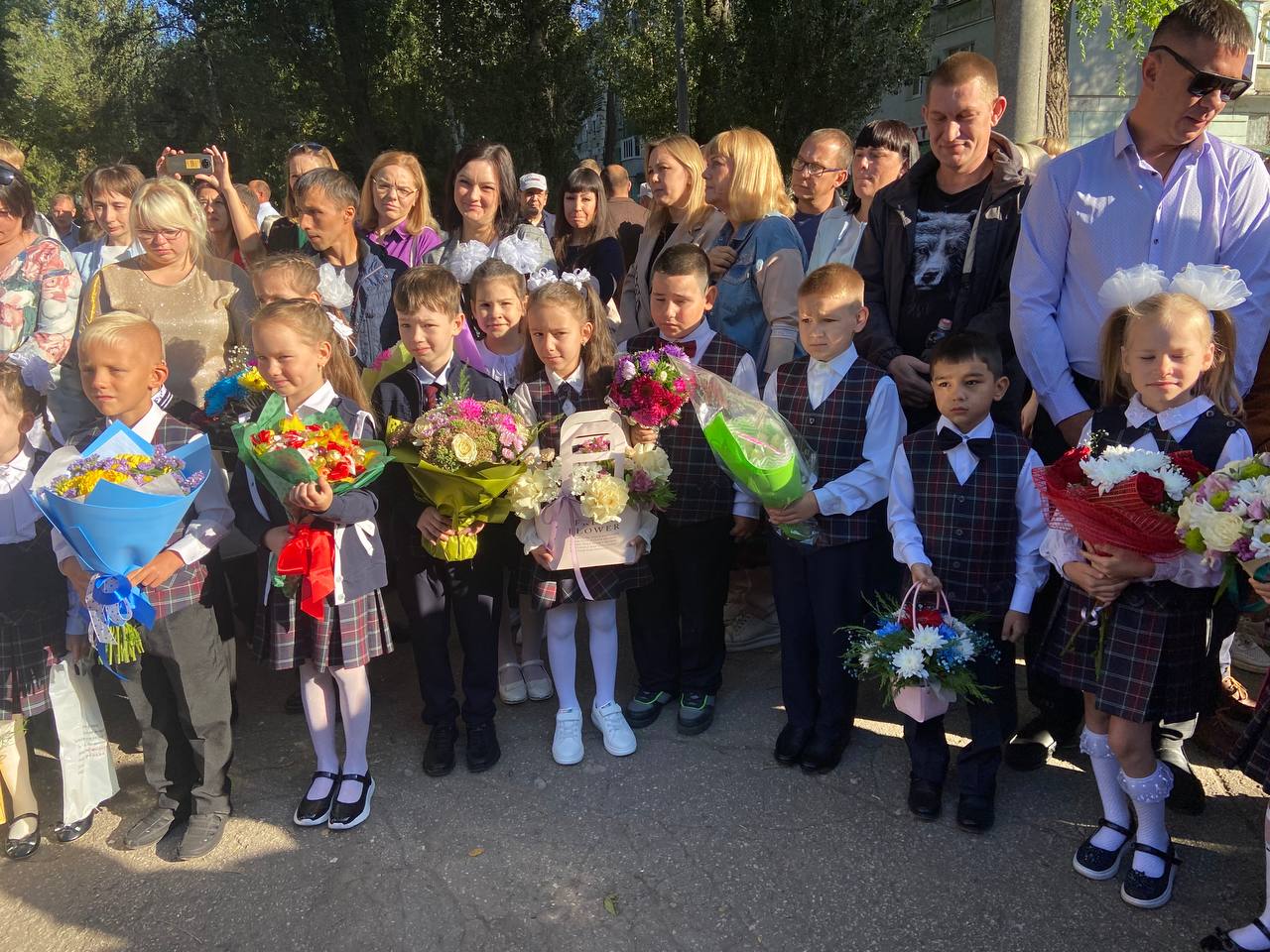 Первый раз в первый класс Это самый главный праздник и для мамы и для нас смотреть онлайн