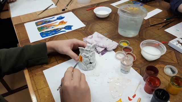 Участники мастер-класса узнали о секретах росписи глиняных сувениров смотреть онлайн