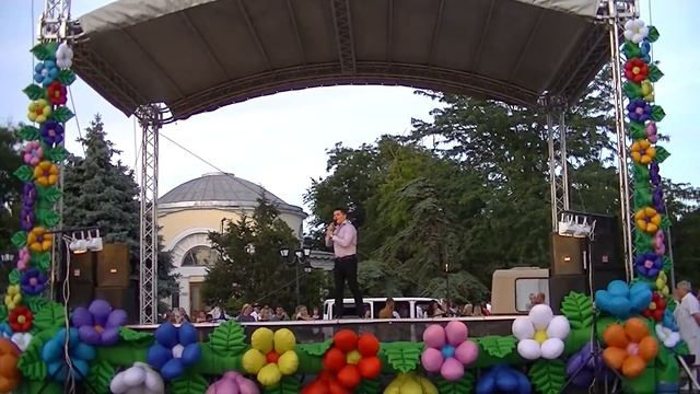 Парень классно поет. Хороший голос. (Синяя вечность; Тут и там.) смотреть онлайн