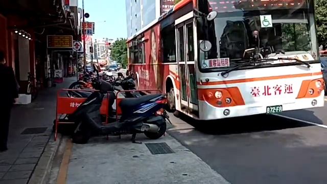639路線公車行經樹林藝文綜合行政大樓(西元2021年04月16日) смотреть онлайн