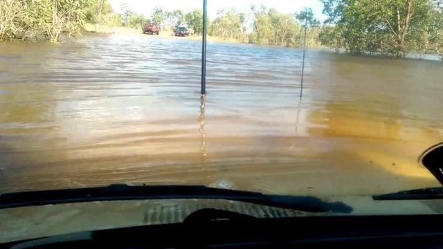 80 Series Landcruiser 4x4 Deep Water Crossing, NT смотреть онлайн