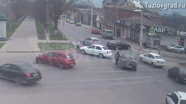 В Новочеркасске две иномарки столкнулись на перекрестке смотреть онлайн