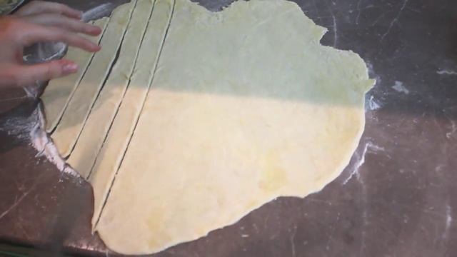 Розочки из яблок и слоеного теста. Красивая выпечка. Украшение блюд и стола смотреть онлайн