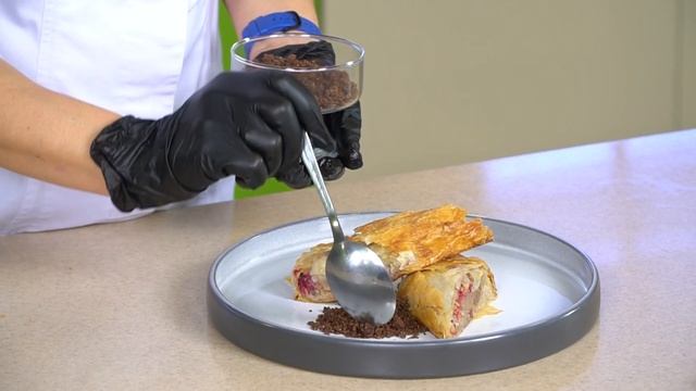 Рецепт: Грушевый штрудель. Открытая кухня 27/12/2021 GuberniaTV смотреть онлайн