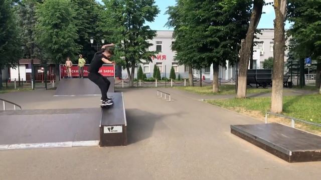 СКЕЙТБОРДИНГ ( Обычный день в скейт-парке МТЗ ) смотреть онлайн