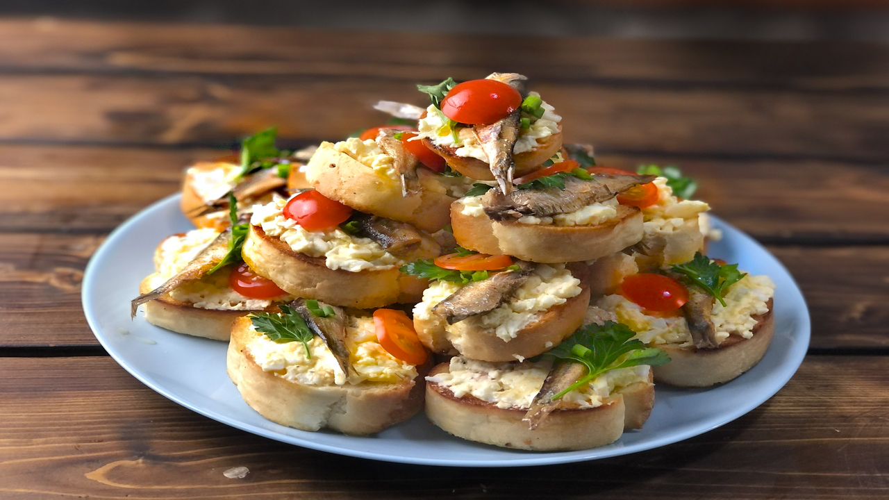 Бутерброды со шпротами смотреть онлайн