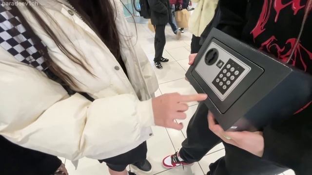 КТО угадает ПАРОЛЬ ОТ СЕЙФА ПОЛУЧИТ 50000 РУБЛЕЙ / Кореш и Парадеевич ИРЛ стрим смотреть онлайн