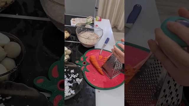 Натирание варёной морковки для рыбного салата часть 2 два. смотреть онлайн
