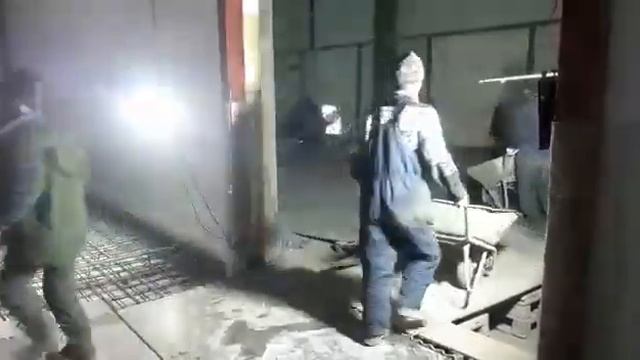 Работа корейцев , устройство бетонных полов в ручную