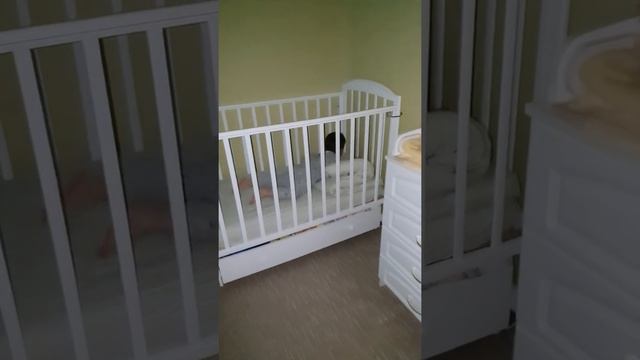 пытаюсь приучить ребёнка спать в кроватке, малышу 1.8.... я точно #матьгода день 1 смотреть онлайн