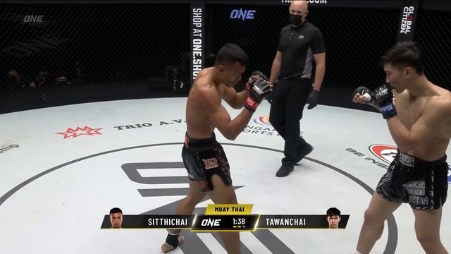 RAZOR-CLOSE Muay Thai Brawl ? Tawanchai vs. Sitthichai Full Fight смотреть онлайн