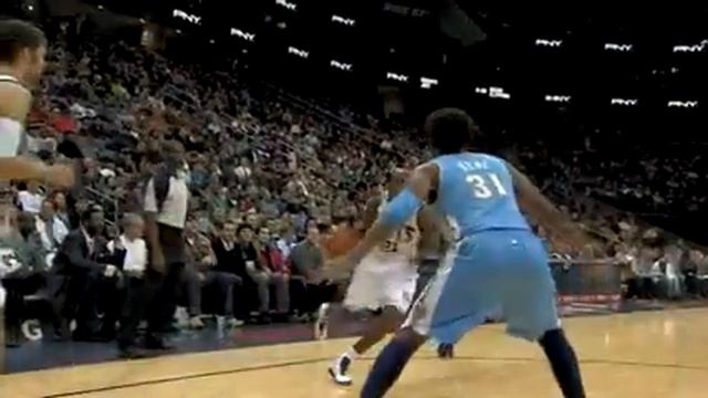 Travis Outlaw explodes through the lane for the layup plus the foul смотреть онлайн