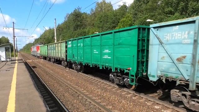 ВЛ10У-756 с грузовым поездом следует через о.п. Русановская