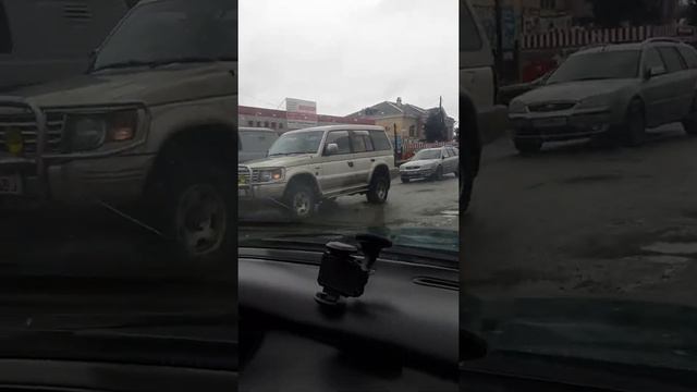 Туя Ашуу перевал.проблемы бездоржии...(1) смотреть онлайн