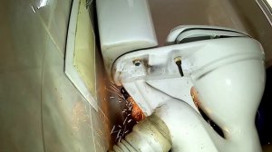 Как быстро снять бачок унитаза, если заржавели болты. Guru from the USSR.