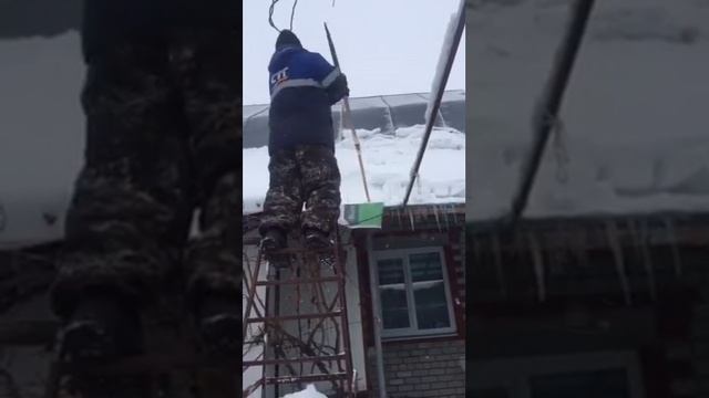 Приспособление для чистки снега с крыши. смотреть онлайн
