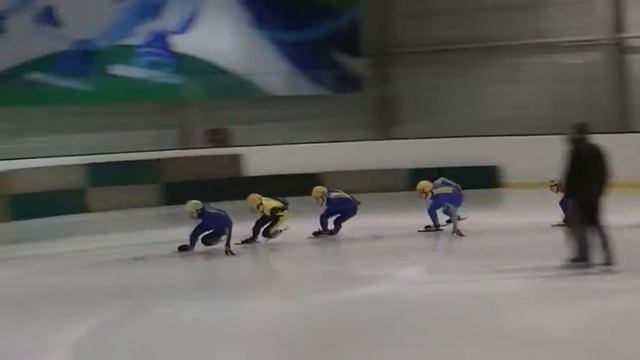 1000 м ½ финала 1, мужчины, Гутенев, Даниловский, Гандей Кубок Украины по шорт-треку 25-27.12.2013 смотреть онлайн