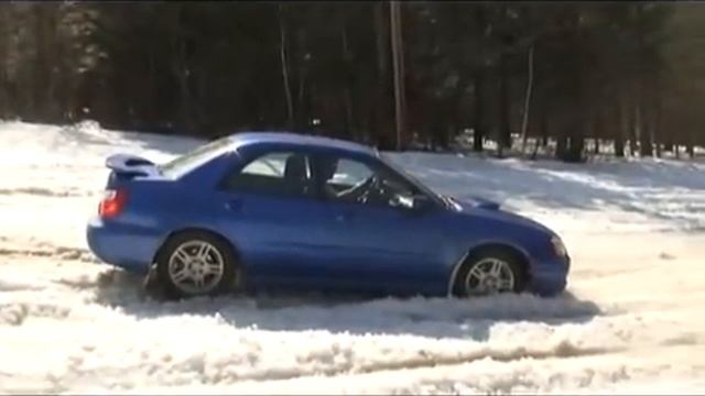 Subaru drifting in a Ski Resort смотреть онлайн