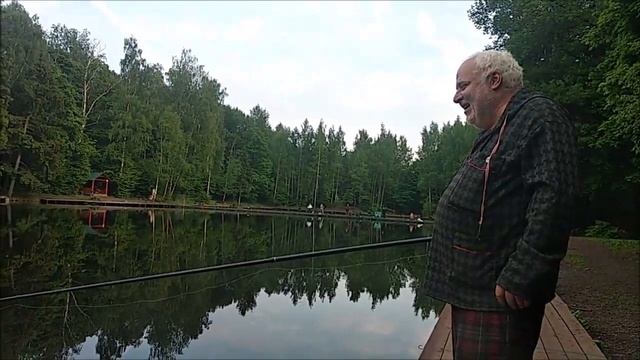 Вечерняя поимка осетра на Нижнем. 10 минут рыбалки и рыба в подсачнике. Клёвое место лосиный остров смотреть онлайн