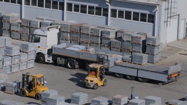 Процесс бережной погрузки тротуарной плитки от компании “Выбор” смотреть онлайн