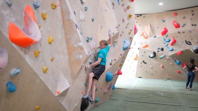 Attempting to Complete Every Boulder in The Gym смотреть онлайн