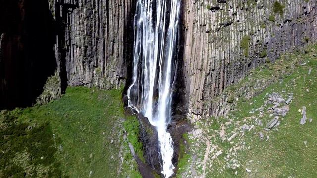 Водопад Терскол в национальном парке Приэльбрусье. Видео снято с квадрокоптера xiaomi fimi x8 смотреть онлайн