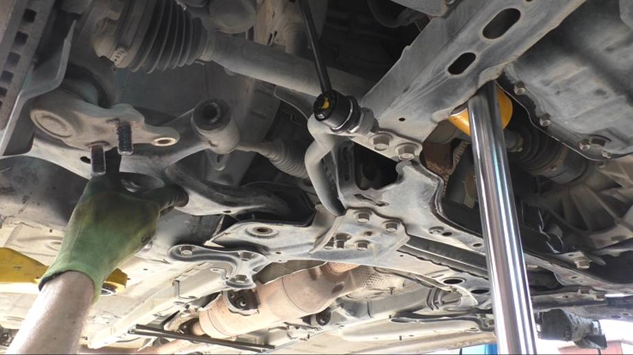 Замена задних сайлентблоков передних рычагов на Тойота Королла 2008 1,6  Toyota Corolla