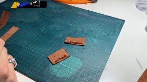 Как правильно клеить кожу