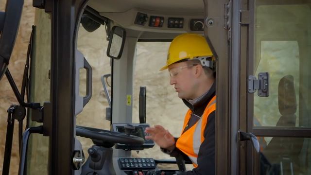 Cab Controls and Features (Cat® 926M, 930M, 938M Wheel Loader Operator Tips) смотреть онлайн