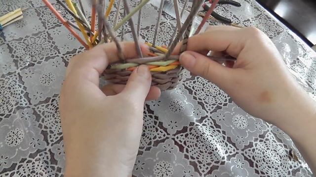 Декоративная корзинка из газетных трубочек смотреть онлайн