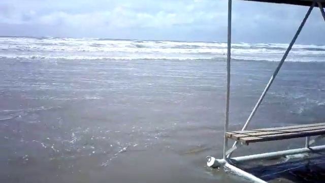 Пляж в Анапе 2011 - купаться невозможно. смотреть онлайн