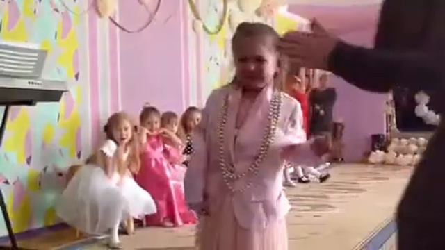 Утренник 8 марта Монро плачет смотреть онлайн