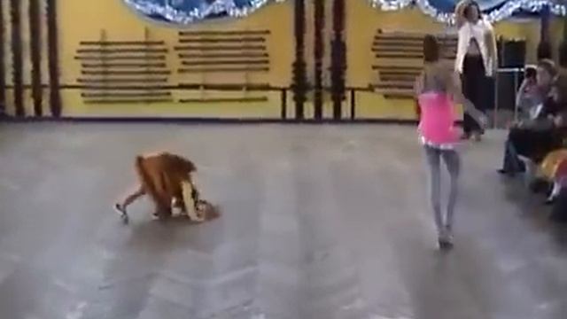 Шустрая белка рвется в гимнастику. Прикольные дети на утреннике смотреть онлайн