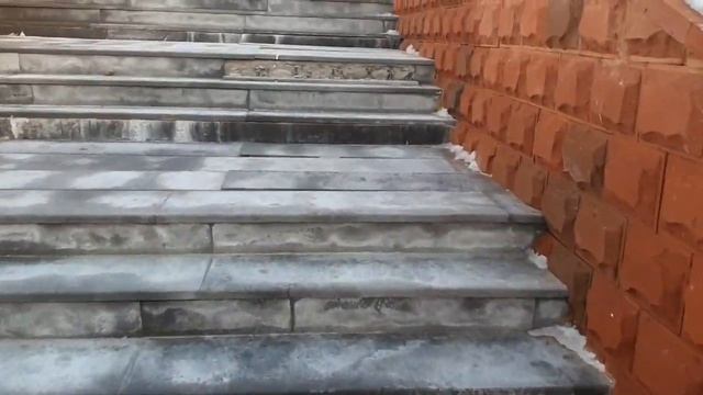 На отремонтированной набережной Саратова с лестниц отваливается плитка смотреть онлайн