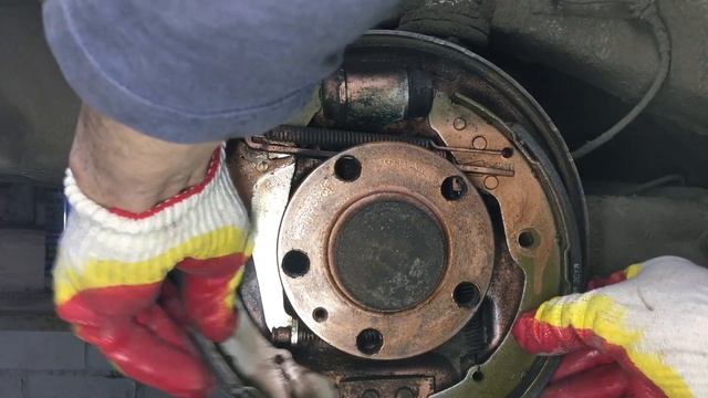 Замена заднего тормозного цилиндрика на Skoda Octavia смотреть онлайн