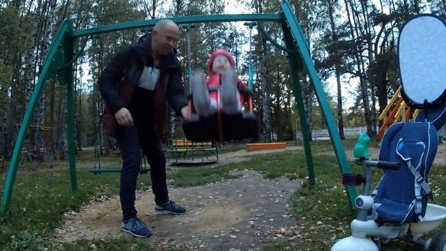 Прогулка, качание на качели, кормление уток смотреть онлайн