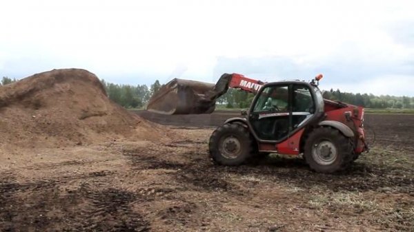 Погрузка куриного навоза в навозоразбрасыватель Bergmann