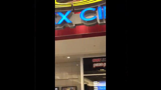Торговый центр в Торонто возле метро. смотреть онлайн