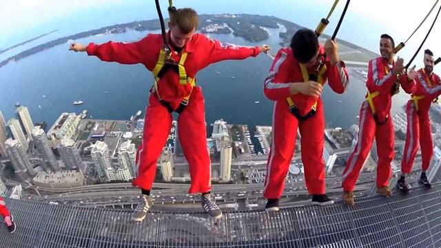 CN Tower Edge Walk, Adrenaline at the next level смотреть онлайн